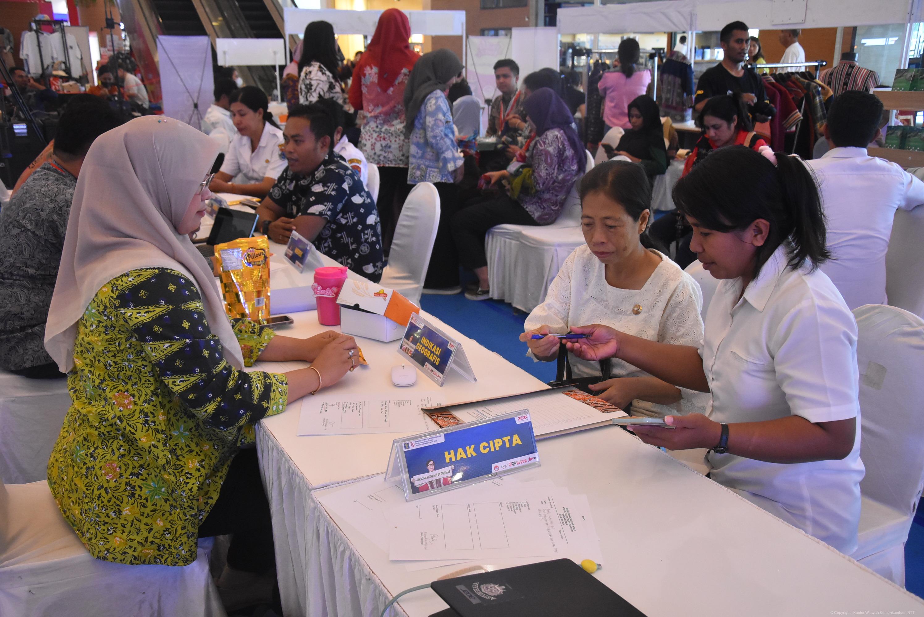 Hari Pertama Layanan Mobile IP Clinic Di Lippo Plaza Kupang, Layani 55 Orang