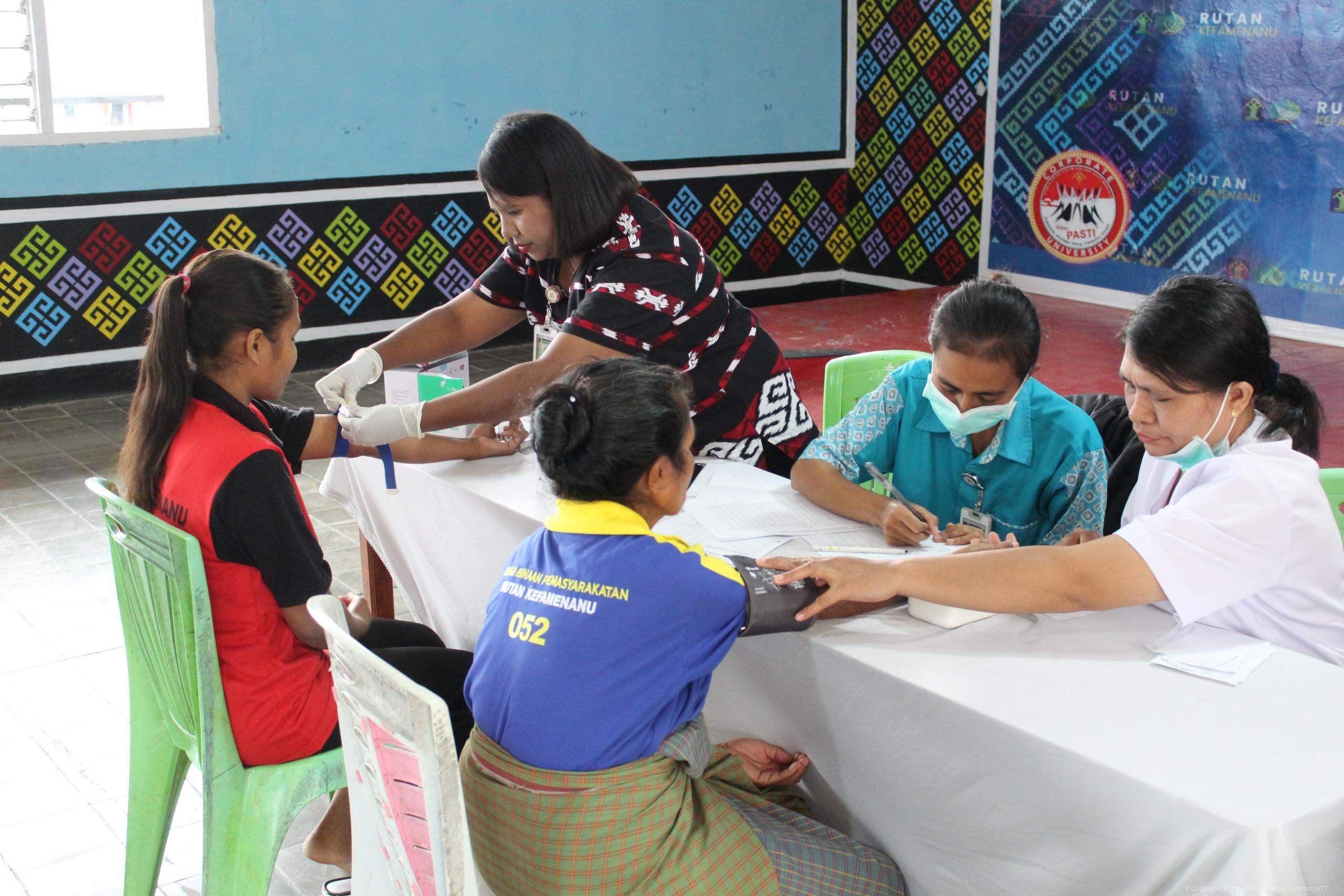 KESEHATAN DI BALIK JERUJI: RUTAN KEFAMENANU LAKSANAKAN PEMERIKSAAN KESEHATAN DAN HIV KEPADA WBP BERSAMA PUSKESMAS SASI