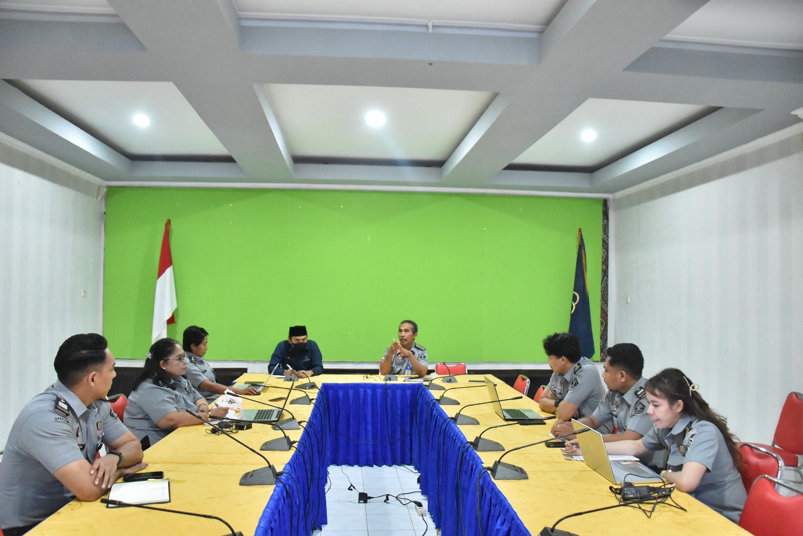 foto depan rapat analisa survei